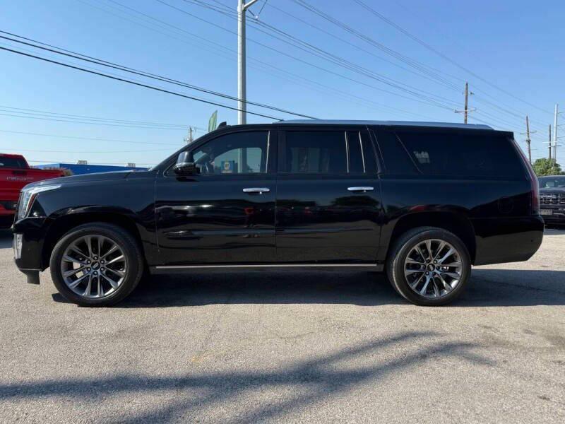 used 2020 Cadillac Escalade ESV car, priced at $27,995