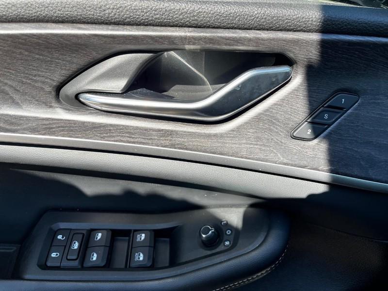 used 2024 Jeep Grand Cherokee car, priced at $40,990