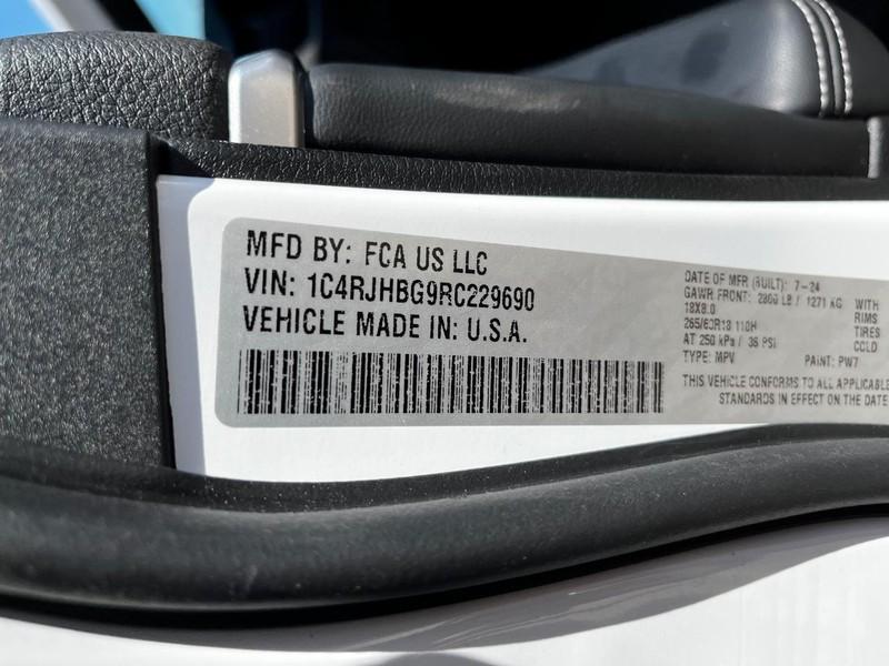 used 2024 Jeep Grand Cherokee car, priced at $40,990