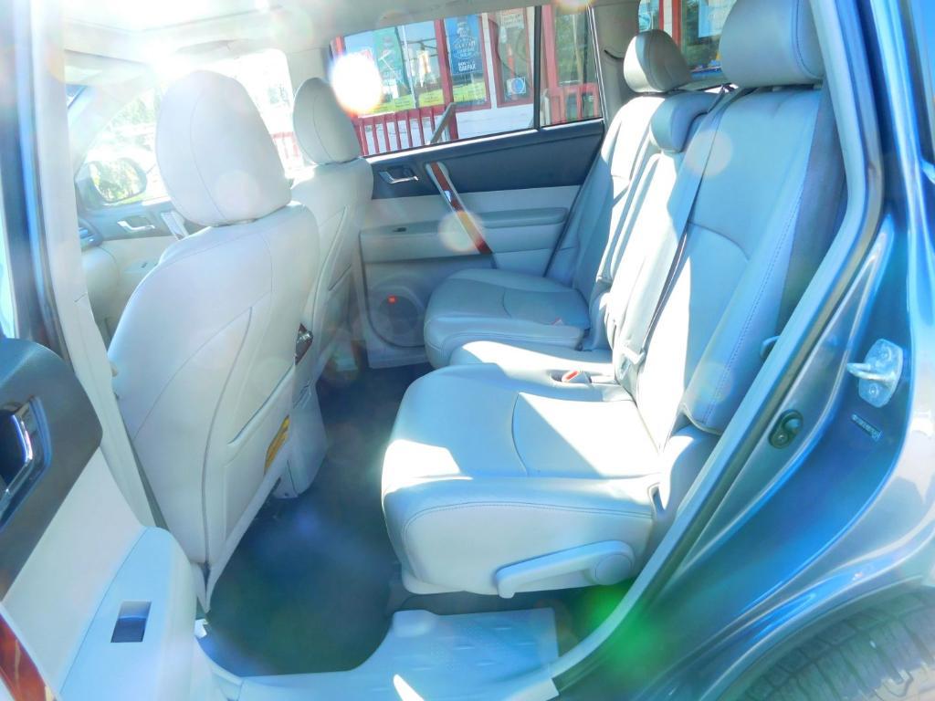 used 2013 Toyota Highlander car, priced at $12,495