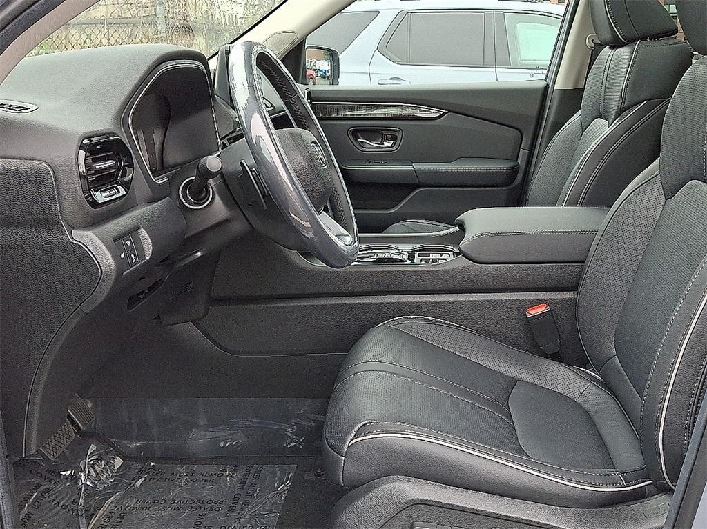new 2025 Honda Pilot car, priced at $54,985