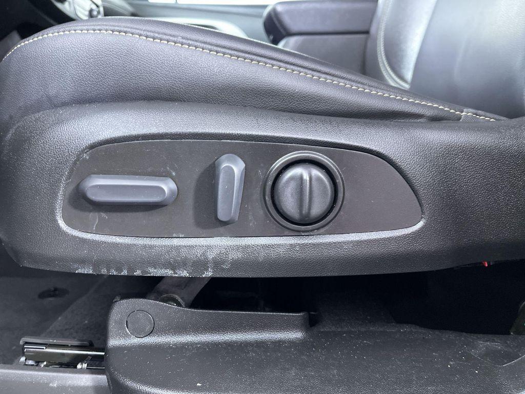 used 2023 Chevrolet Traverse car, priced at $29,381