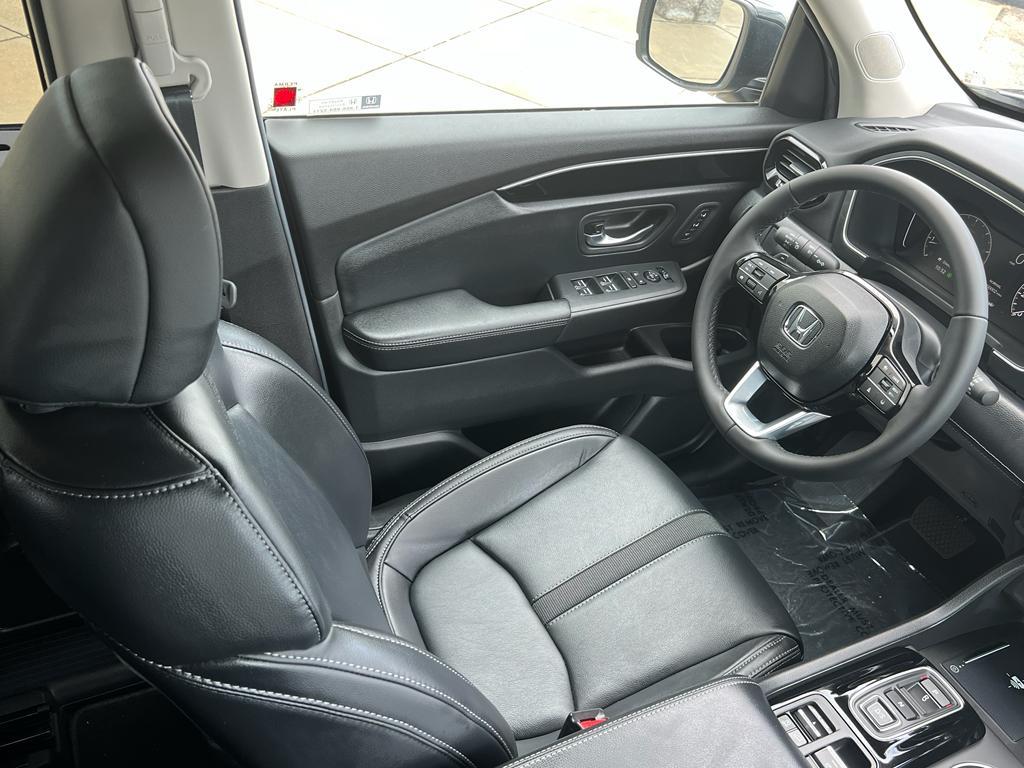 new 2025 Honda Pilot car, priced at $44,950