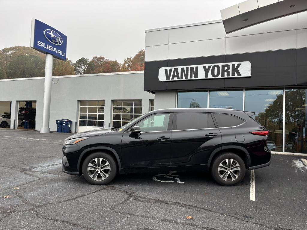 used 2021 Toyota Highlander car, priced at $31,241