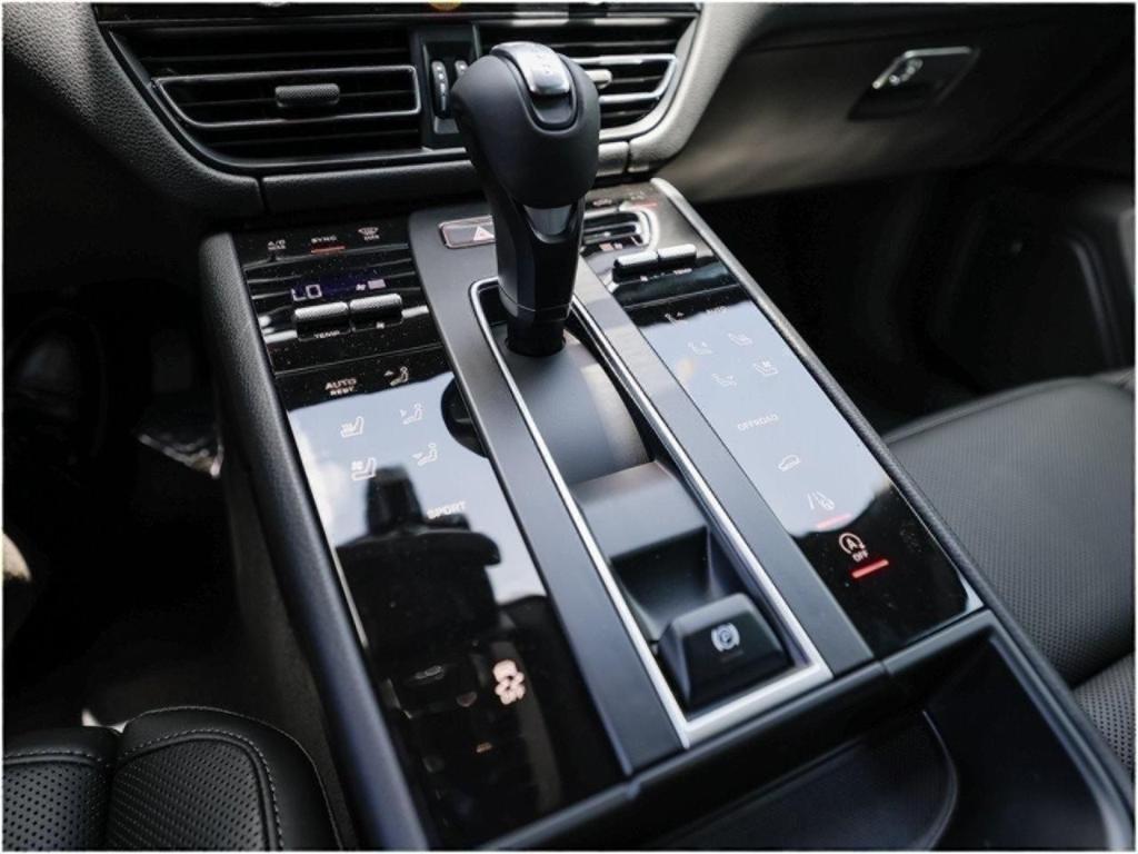new 2025 Porsche Macan car
