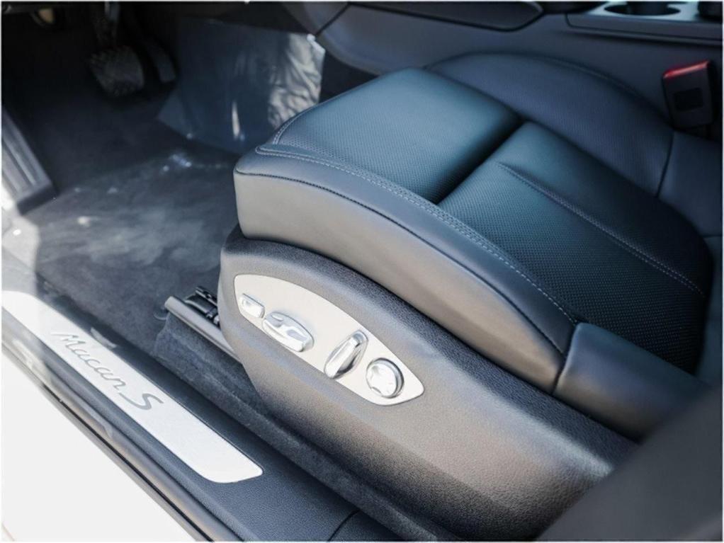 new 2025 Porsche Macan car