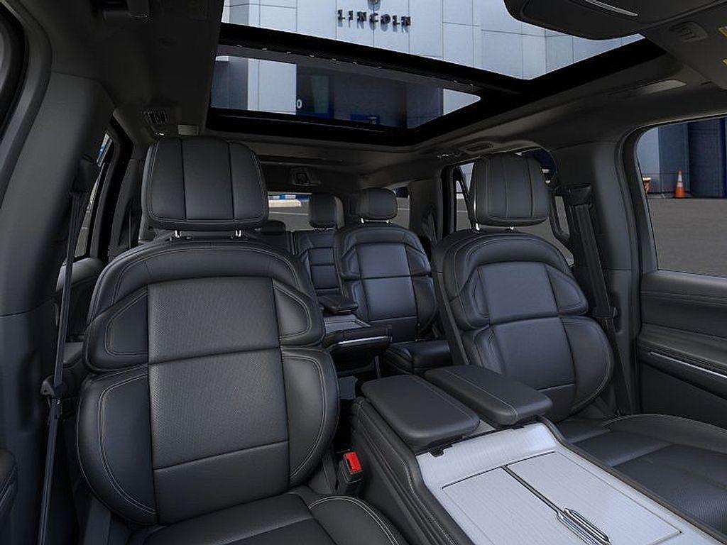 new 2025 Lincoln Navigator car, priced at $109,185