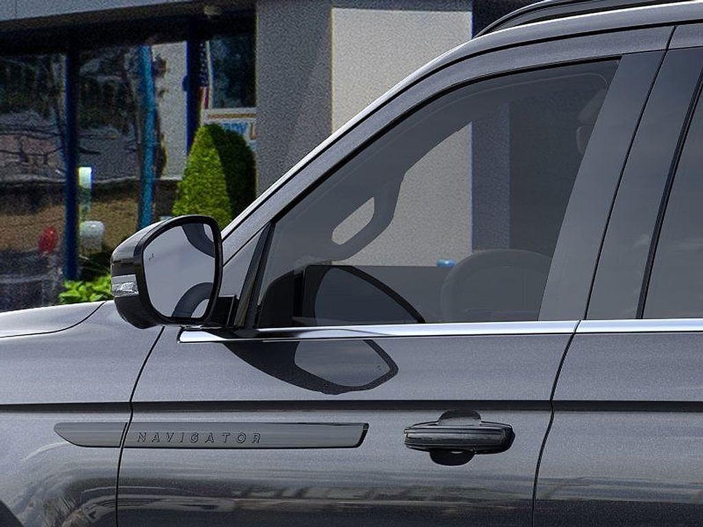 new 2025 Lincoln Navigator car, priced at $102,500