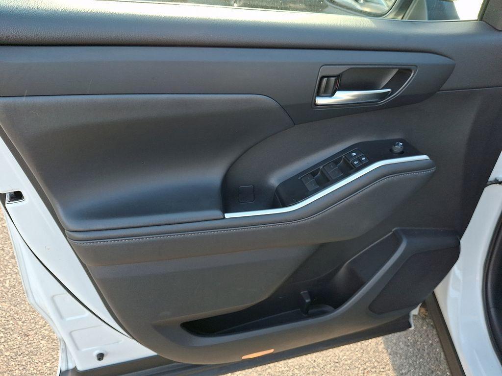 used 2022 Toyota Highlander car, priced at $33,980