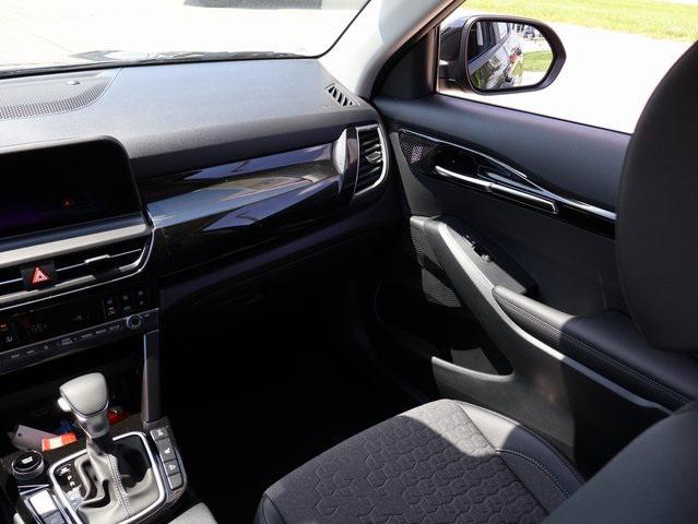 new 2025 Kia Seltos car, priced at $28,195