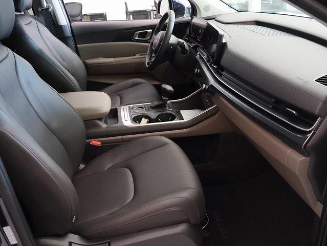 new 2025 Kia Carnival car, priced at $37,321
