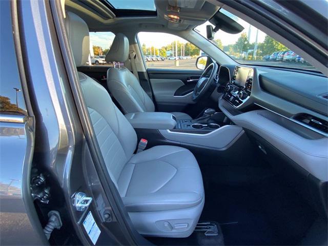 used 2022 Toyota Highlander car, priced at $37,548