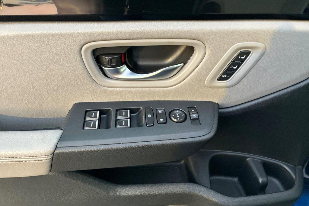 used 2025 Honda Pilot car, priced at $42,598