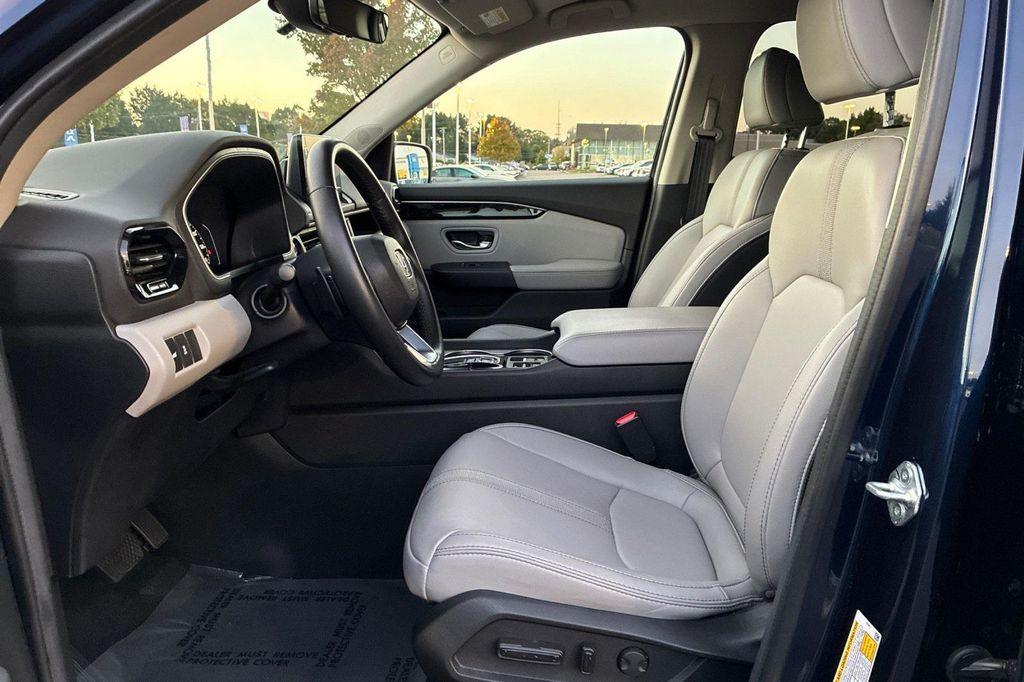 used 2025 Honda Pilot car, priced at $42,598