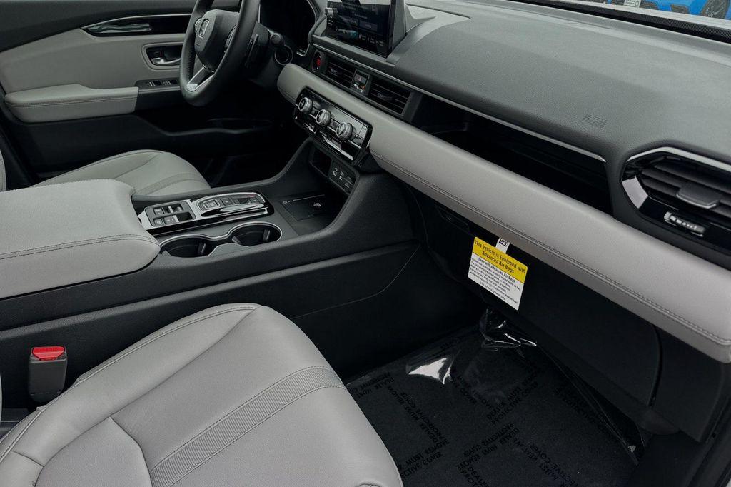 new 2025 Honda Pilot car, priced at $51,550