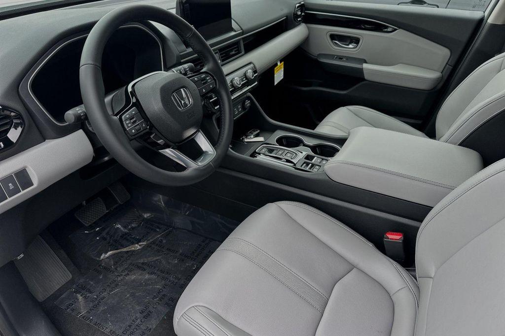 new 2025 Honda Pilot car, priced at $51,550