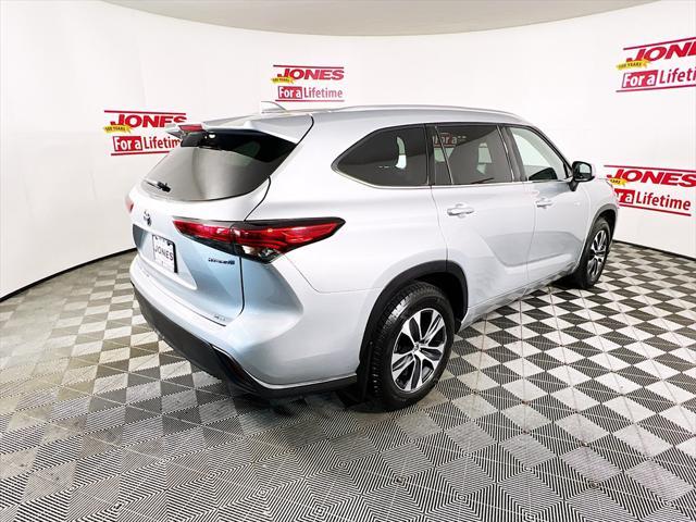 used 2020 Toyota Highlander Hybrid car, priced at $34,998