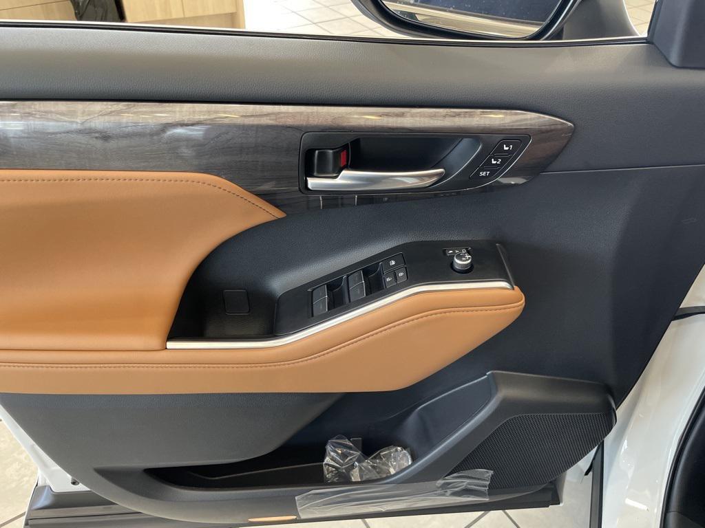 new 2025 Toyota Highlander car, priced at $56,432