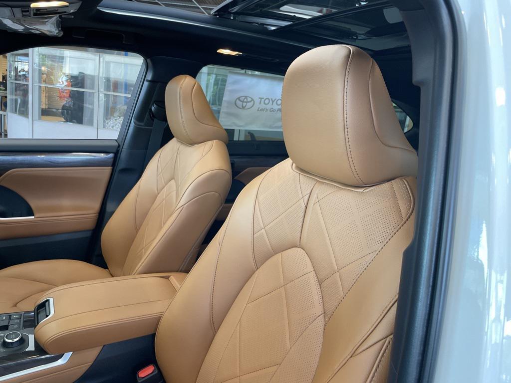 new 2025 Toyota Highlander car, priced at $56,432