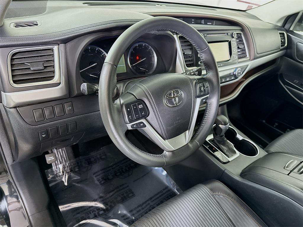 used 2014 Toyota Highlander car