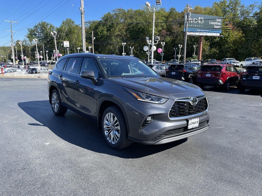new 2025 Toyota Highlander car, priced at $55,712