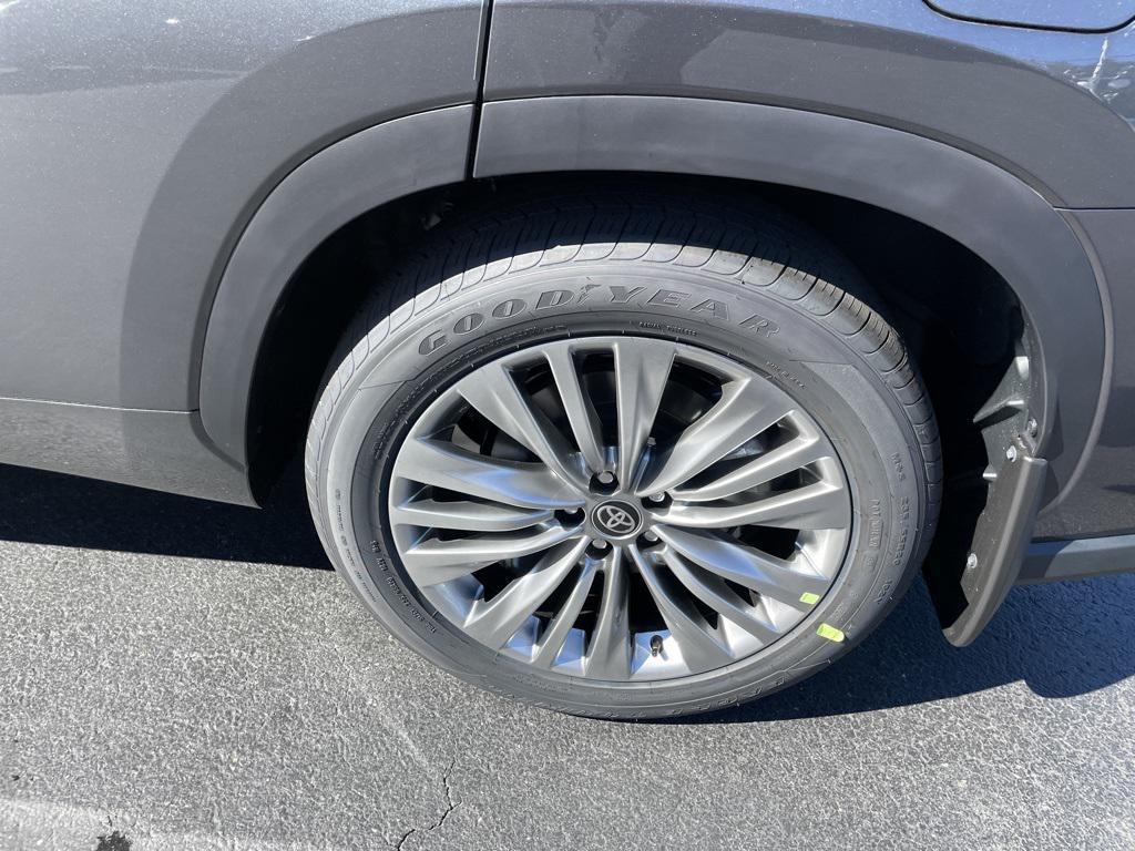 new 2025 Toyota Highlander car, priced at $55,712