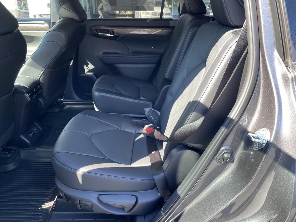 new 2025 Toyota Highlander car, priced at $55,712