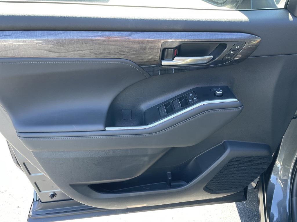 new 2025 Toyota Highlander car, priced at $55,712
