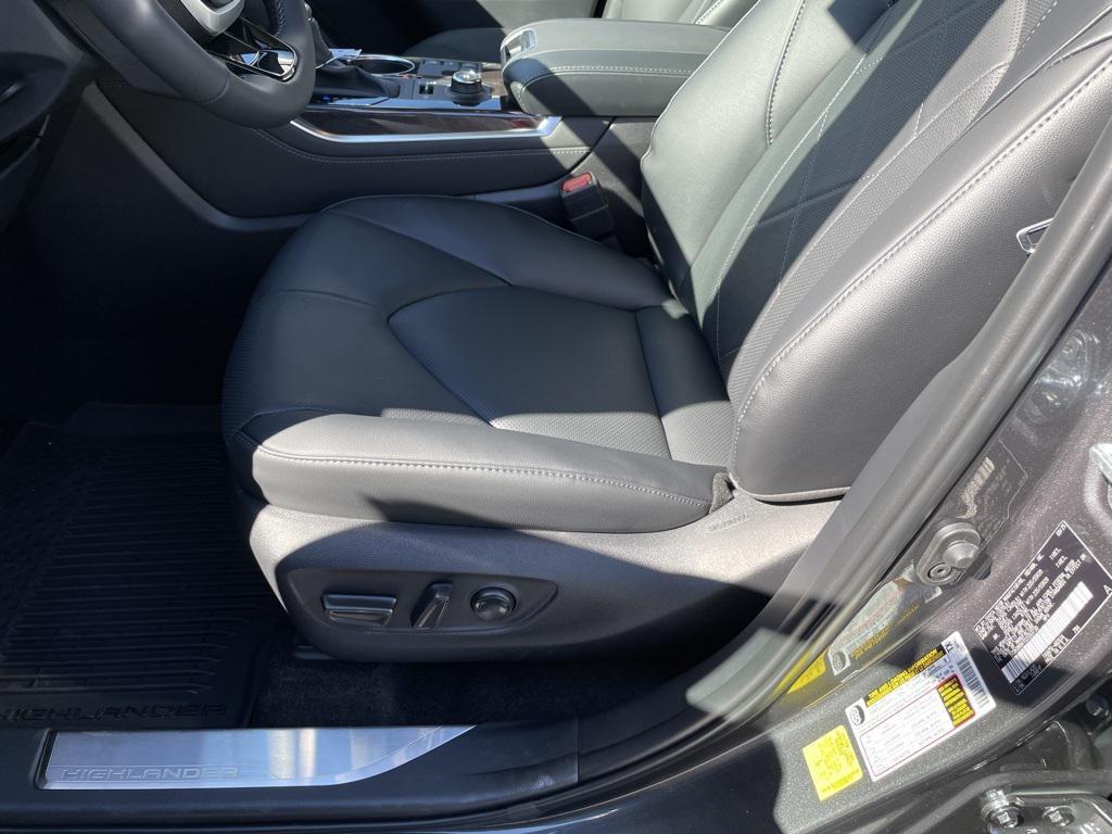 new 2025 Toyota Highlander car, priced at $55,712