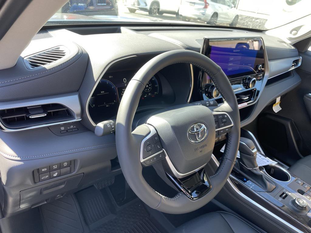 new 2025 Toyota Highlander car, priced at $55,712
