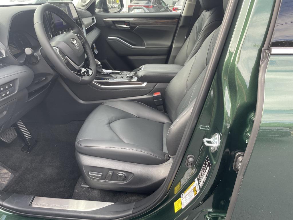 new 2025 Toyota Highlander car, priced at $55,957