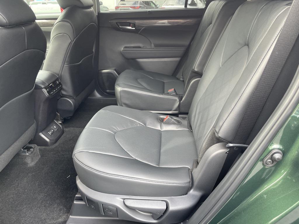 new 2025 Toyota Highlander car, priced at $55,957