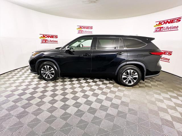 used 2022 Toyota Highlander car, priced at $38,925