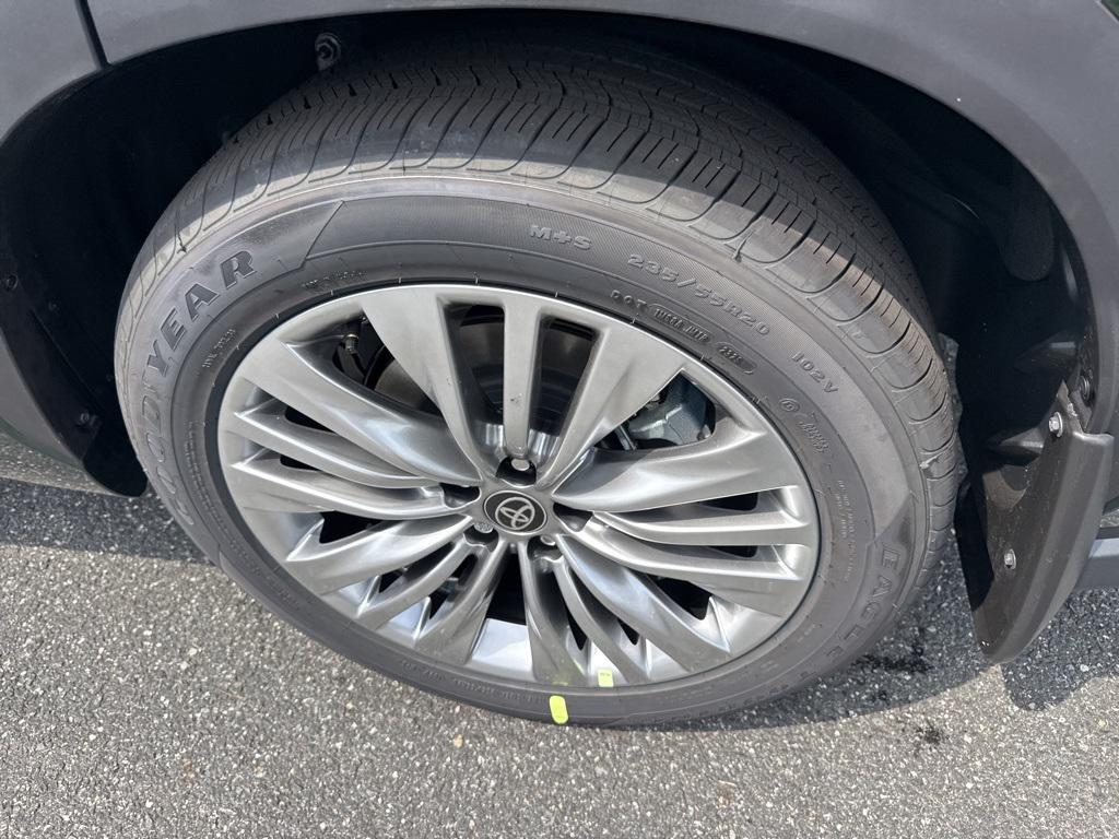new 2025 Toyota Highlander car, priced at $55,957