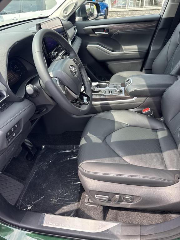 new 2025 Toyota Highlander car, priced at $55,957