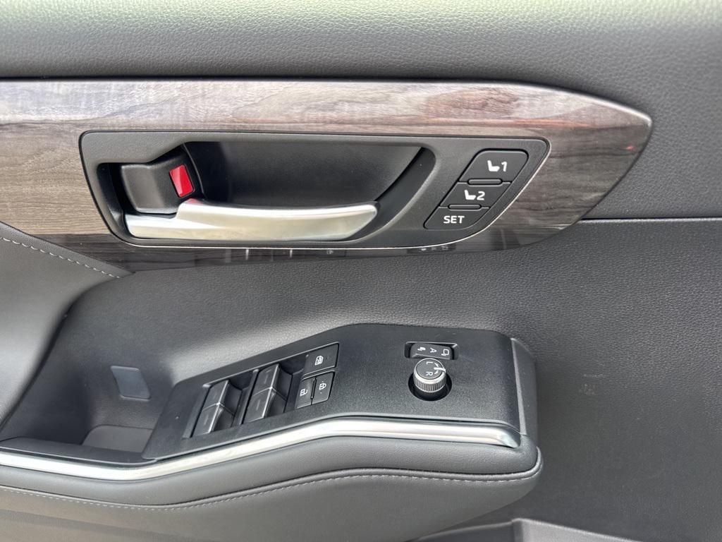 new 2025 Toyota Highlander car, priced at $55,957