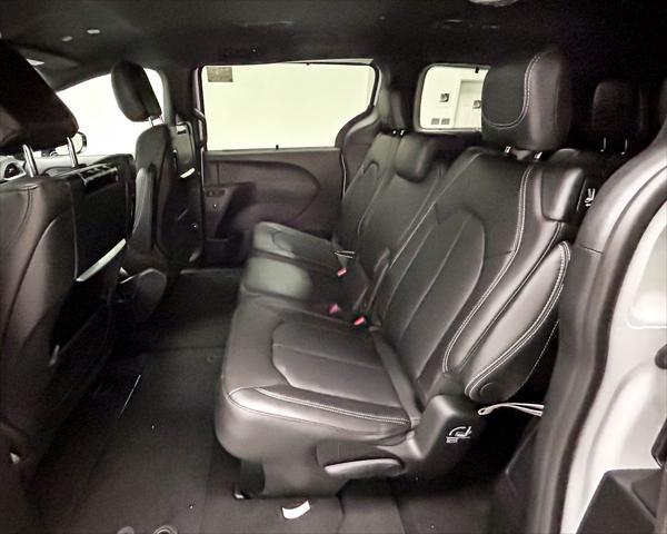 new 2025 Chrysler Pacifica car, priced at $43,674