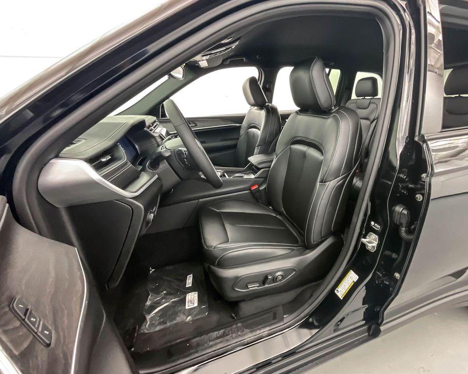 new 2025 Jeep Grand Cherokee car, priced at $41,500