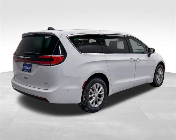 new 2025 Chrysler Pacifica car, priced at $43,642