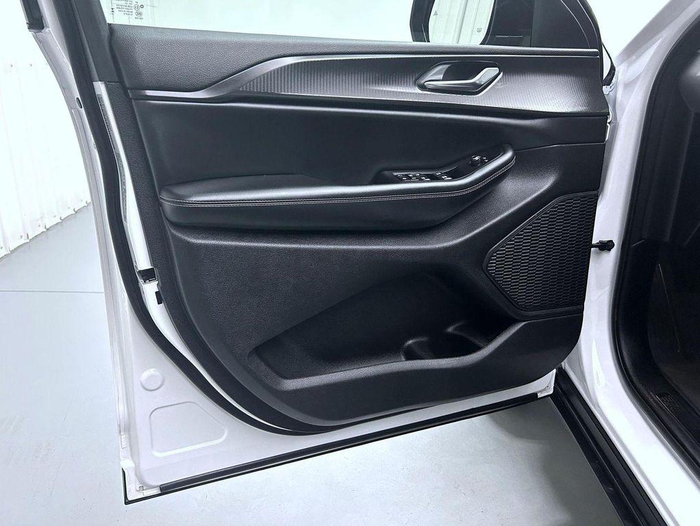 used 2024 Jeep Grand Cherokee car, priced at $34,057