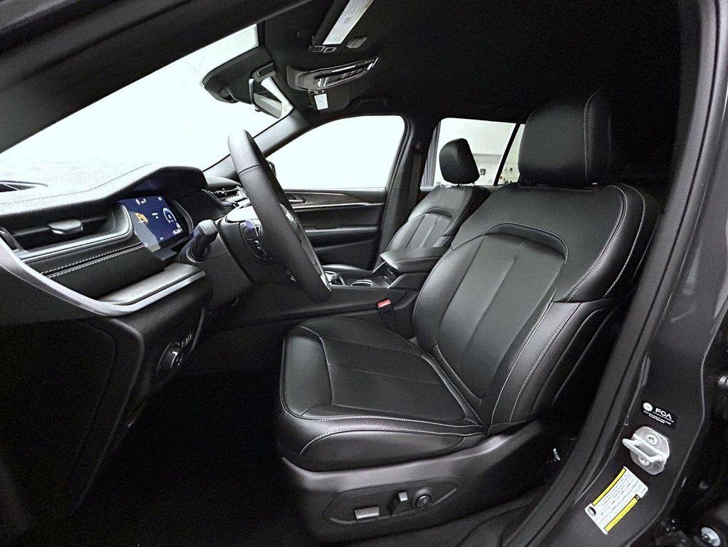 new 2025 Jeep Grand Cherokee car, priced at $40,549