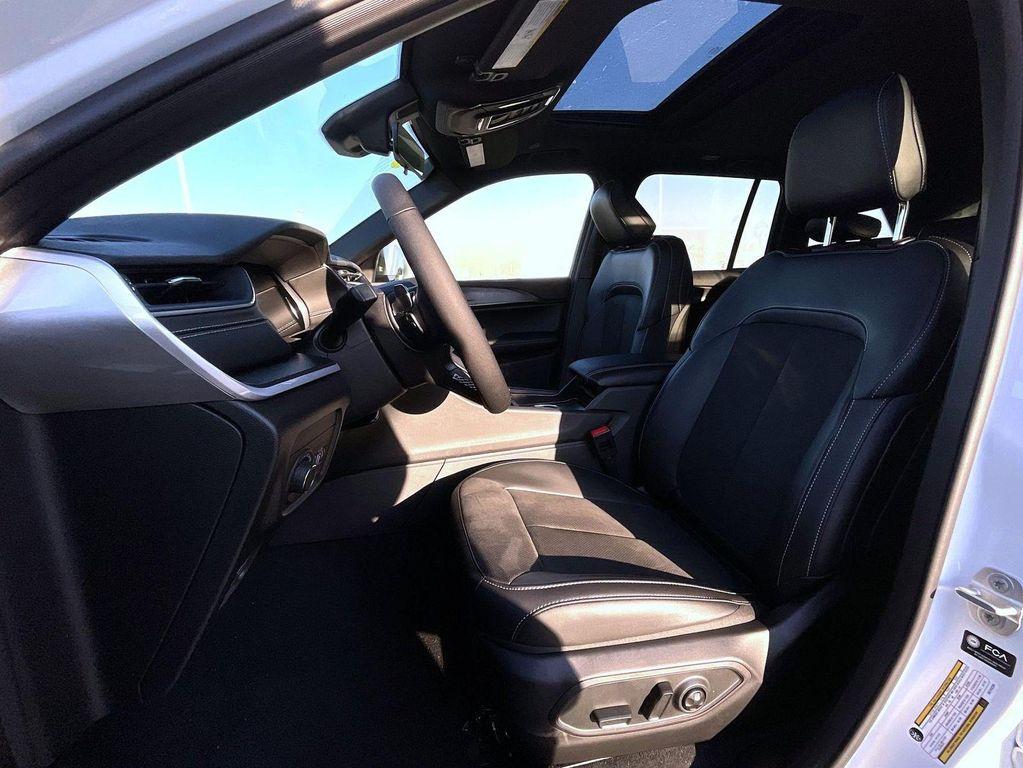 new 2025 Jeep Grand Cherokee car, priced at $40,219