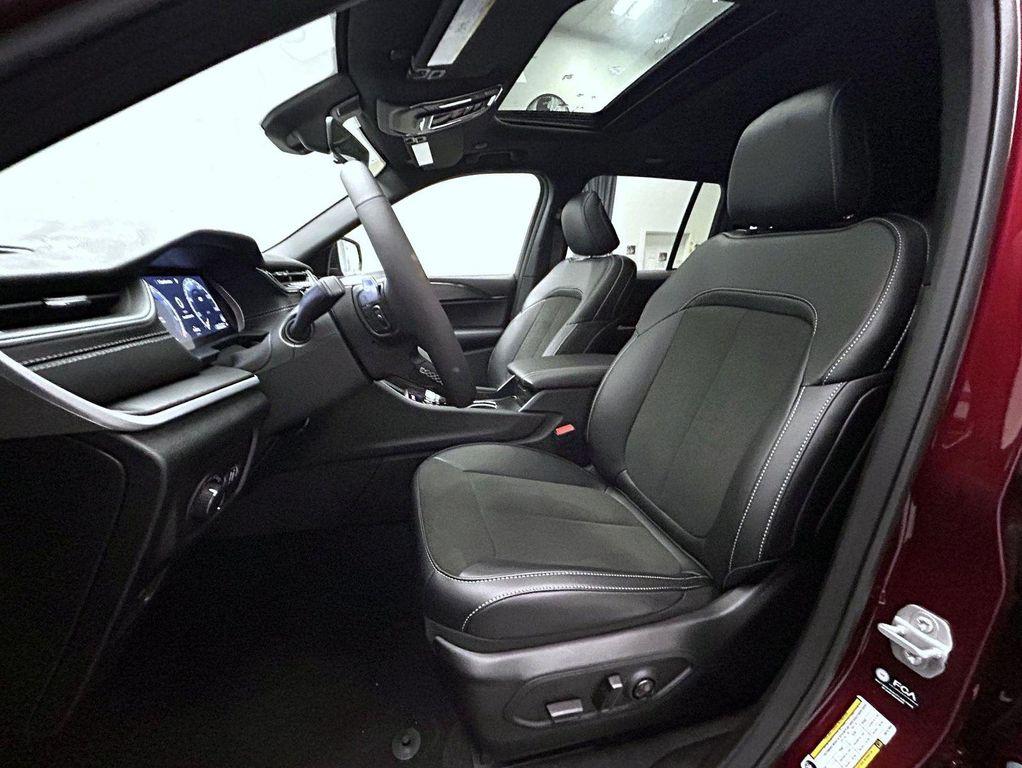 new 2025 Jeep Grand Cherokee car, priced at $40,755