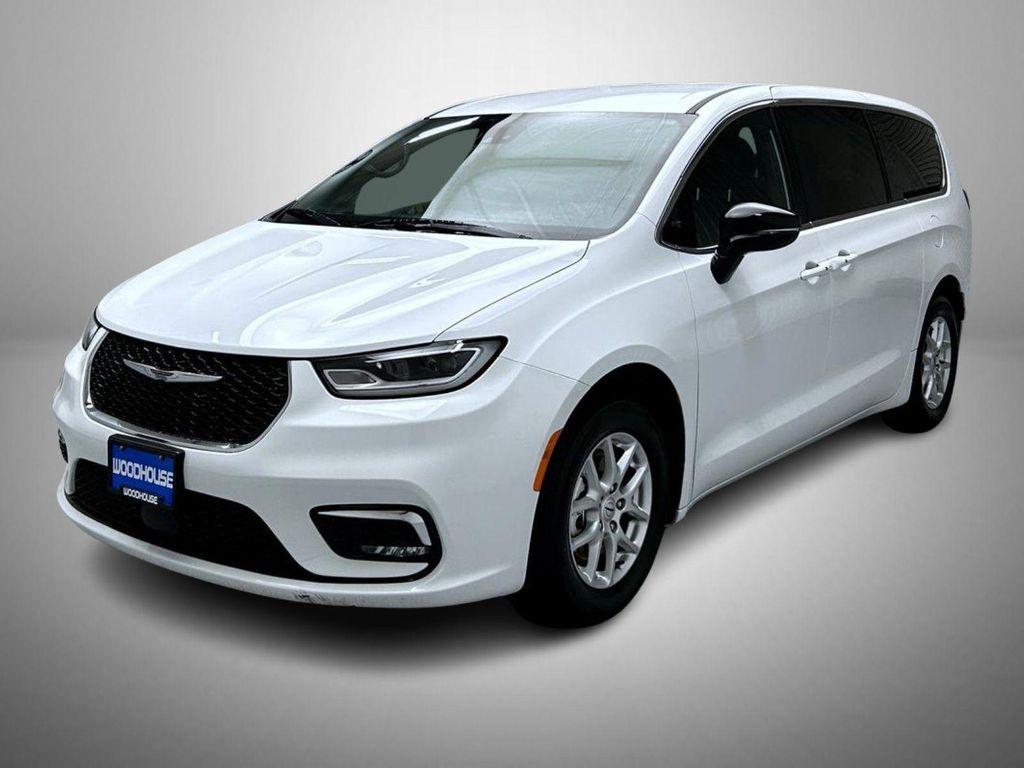 used 2025 Chrysler Pacifica car, priced at $33,578