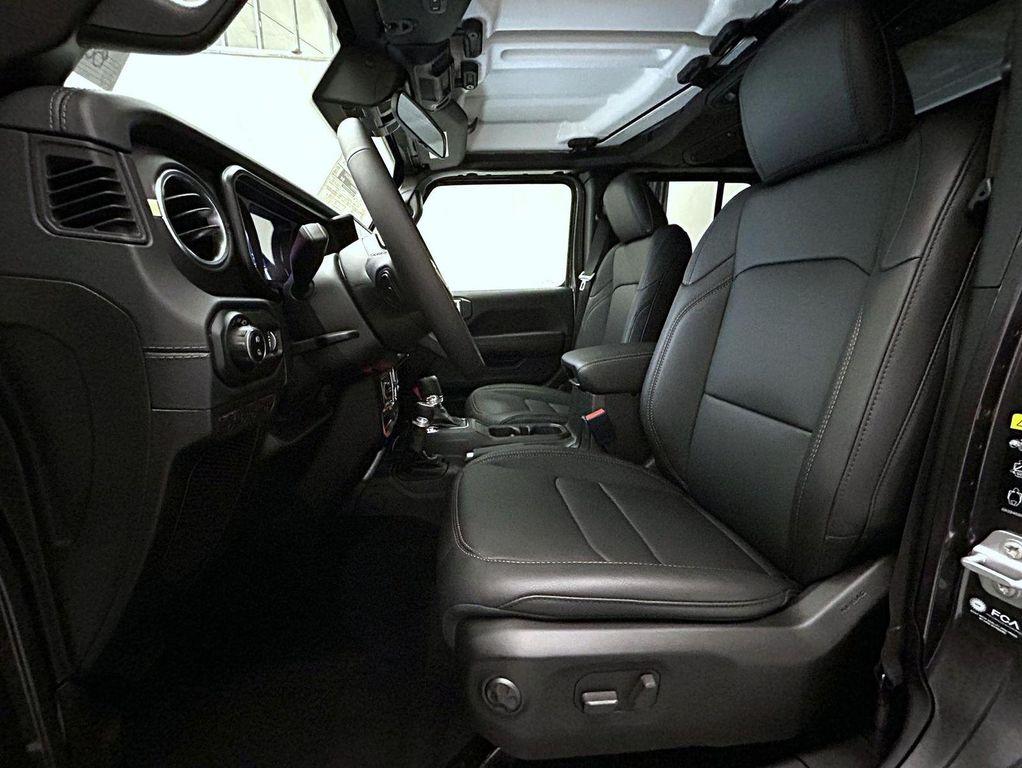 new 2025 Jeep Gladiator car, priced at $43,756