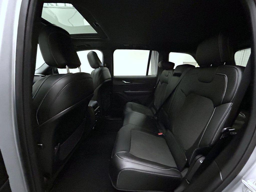 new 2025 Jeep Grand Cherokee car, priced at $39,288