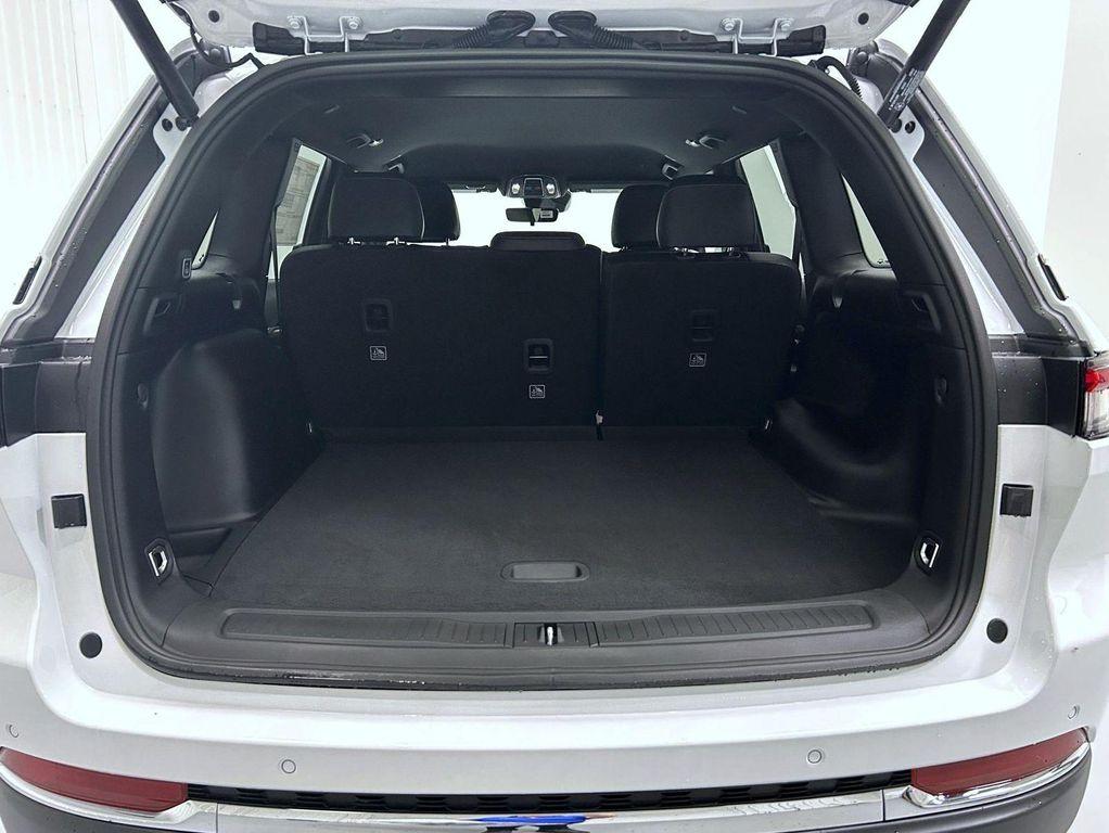 new 2025 Jeep Grand Cherokee car, priced at $40,031