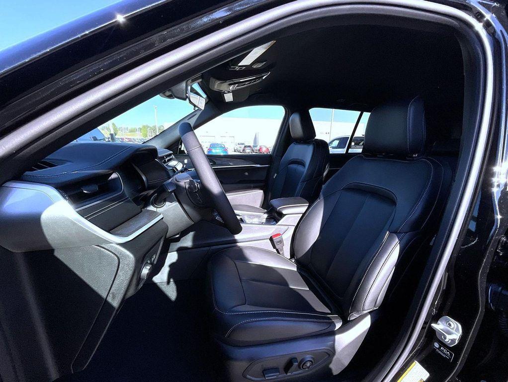 new 2025 Jeep Grand Cherokee car, priced at $40,549