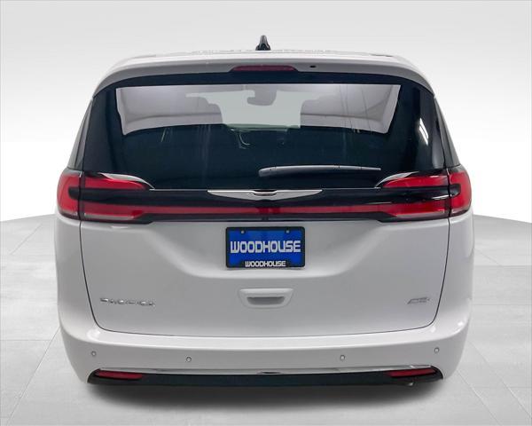 new 2025 Chrysler Pacifica car, priced at $43,642