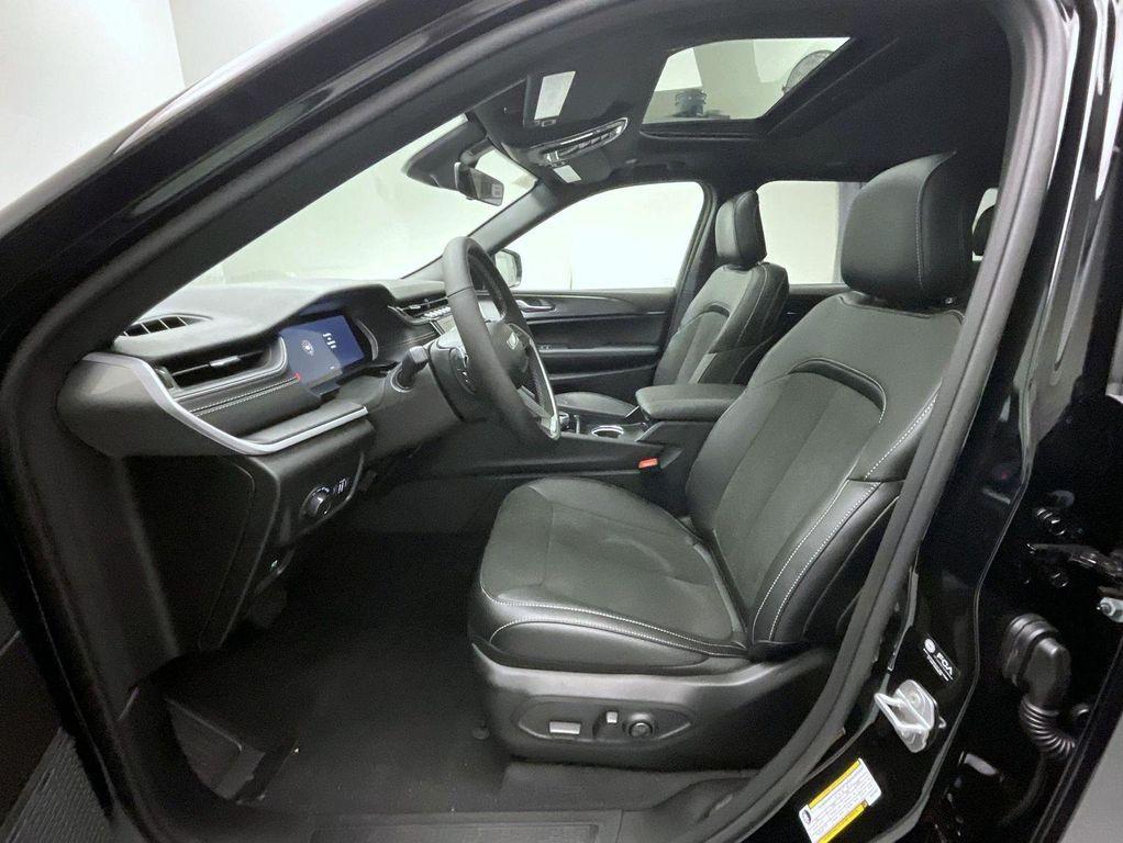 new 2025 Jeep Grand Cherokee car, priced at $39,288